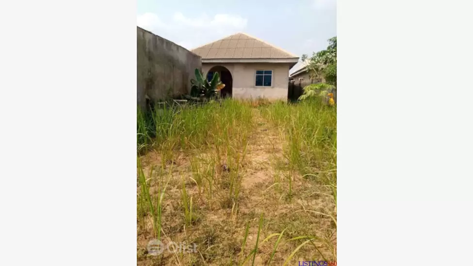 ₦12,000,000 Fast selling 3bed plus shop on half plot